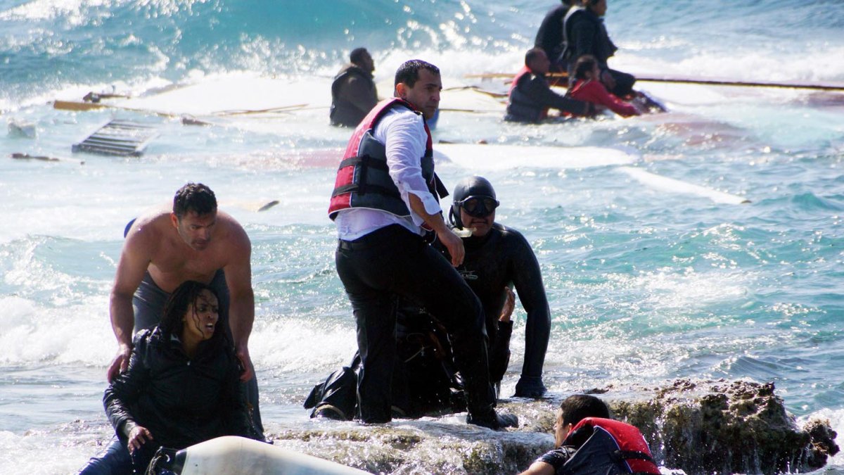 Mueren al menos 21 personas en naufragio en una isla de Grecia – Telemundo  San Antonio (60)