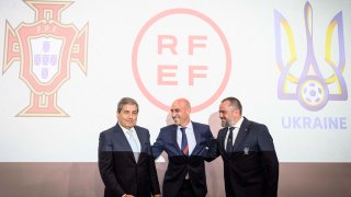 El presidente de la Federación Portuguesa de Fútbol, Fernando Soares Gomes da Silva (I), el presidente de la Federación Española, Luis Rubiales (C), y el presidente de la Federación de Ucrania, Andriy Pavelko, posan durante una conferencia de prensa el 5 de octubre de 2022 anunciando la candidatura de España, Portugal y Ucrania para la Copa del Mundo 2030.