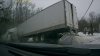 Vivos de milagro: camión se resbala en hielo negro y casi ocasiona una tragedia
