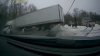Vivos de milagro: camión se resbala en hielo negro y casi ocasiona una tragedia