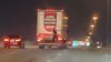 En video: captan a hombre agarrado de camión de H-E-B en autopista de Texas