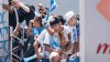 Argentinos se lanzan desde los puentes al autobús de Messi