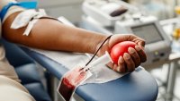 FDA propone permitir que hombres gays y bisexuales puedan donar sangre