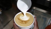 Tomar café con leche tiene beneficios para la salud, según un estudio
