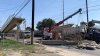 Camión choca con puente peatonal y provoca su colapso en San Antonio