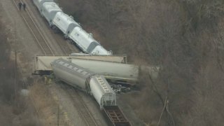 Imágenes del municipio de Van Buren, Michigan, muestran el sitio donde un tren descarriló el jueves por la mañana.