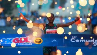 La etíope Hiwot Gebrekidan Gebremaryan llega a la meta en un Medio Maratón en una foto de archivo.