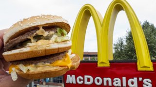 Logo de McDonald's junto con una hamburguesa en una foto de archivo.