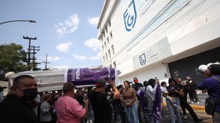 Familiares y amigos de Perla Cristal Gaviña Ordaz, protestaron con su ataúd frente a la Fiscalía General de Justicia en la Ciudad de México.