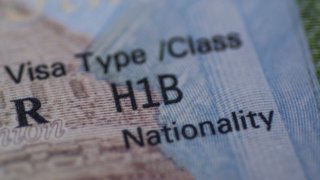 Las solicitudes en la lotería informática de visas H-1B sumaron 780,884 este año, un aumento del 61% con respecto a las 483,927 del año pasado, señalaron los Servicios de Ciudadanía e Inmigración de Estados Unidos (USCIS por sus siglas en inglés).