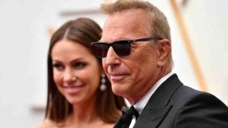 El actor estadounidense Kevin Costner(R) y su esposa, ahora en proceso de divorcio, Christine Baumgartner asisten a la 94.ª edición de los Oscar en el Dolby Theatre de Hollywood, California, el 27 de marzo de 2022.