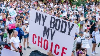 Fotografía de archivo de una protesta contra la abolición del derecho constitucional al aborto en Washington DC.