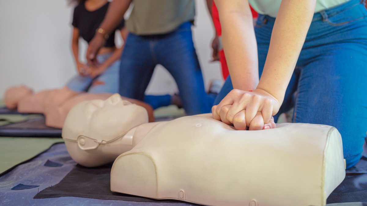 Experto Muestra Cómo Hacer La Reanimación Cardiopulmonar Telemundo San Antonio 60 0310