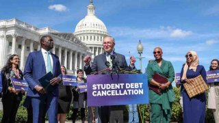 El líder de la mayoría del Senado, Chuck Schumer (D-NY), habla durante una conferencia de prensa.