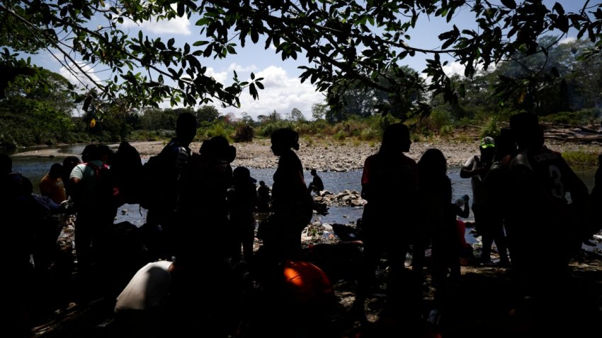 Foto de migrantes esperando cruzar la selva del Darién.