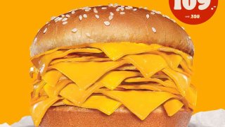 Burger King Tailandia ha lanzado una "Real Cheeseburger" que incluye 20 rebanadas de queso americano y nada de carne.