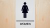 Hallan aparato para grabar en baño de mujeres; se recibían  las imágenes en un celular