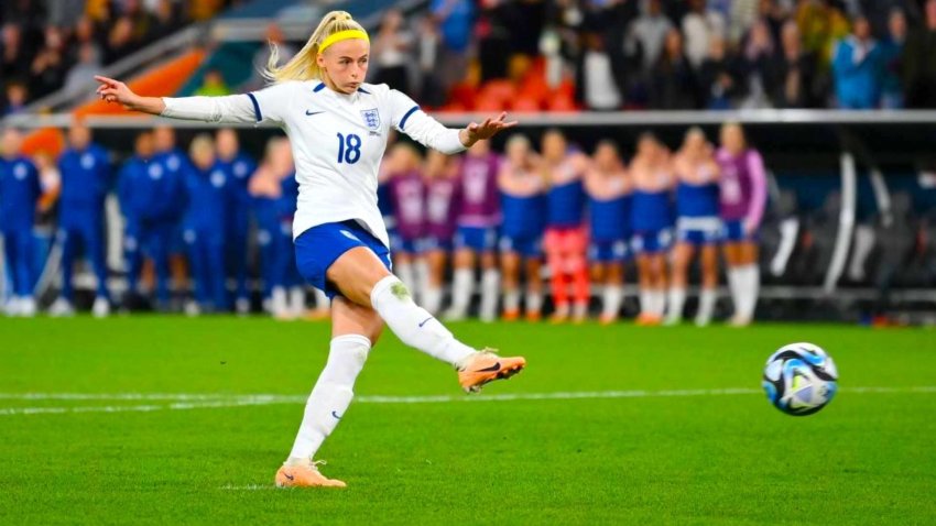 Tiene un “misil” en la pierna: la delantera de Inglaterra que remata el balón como nadie