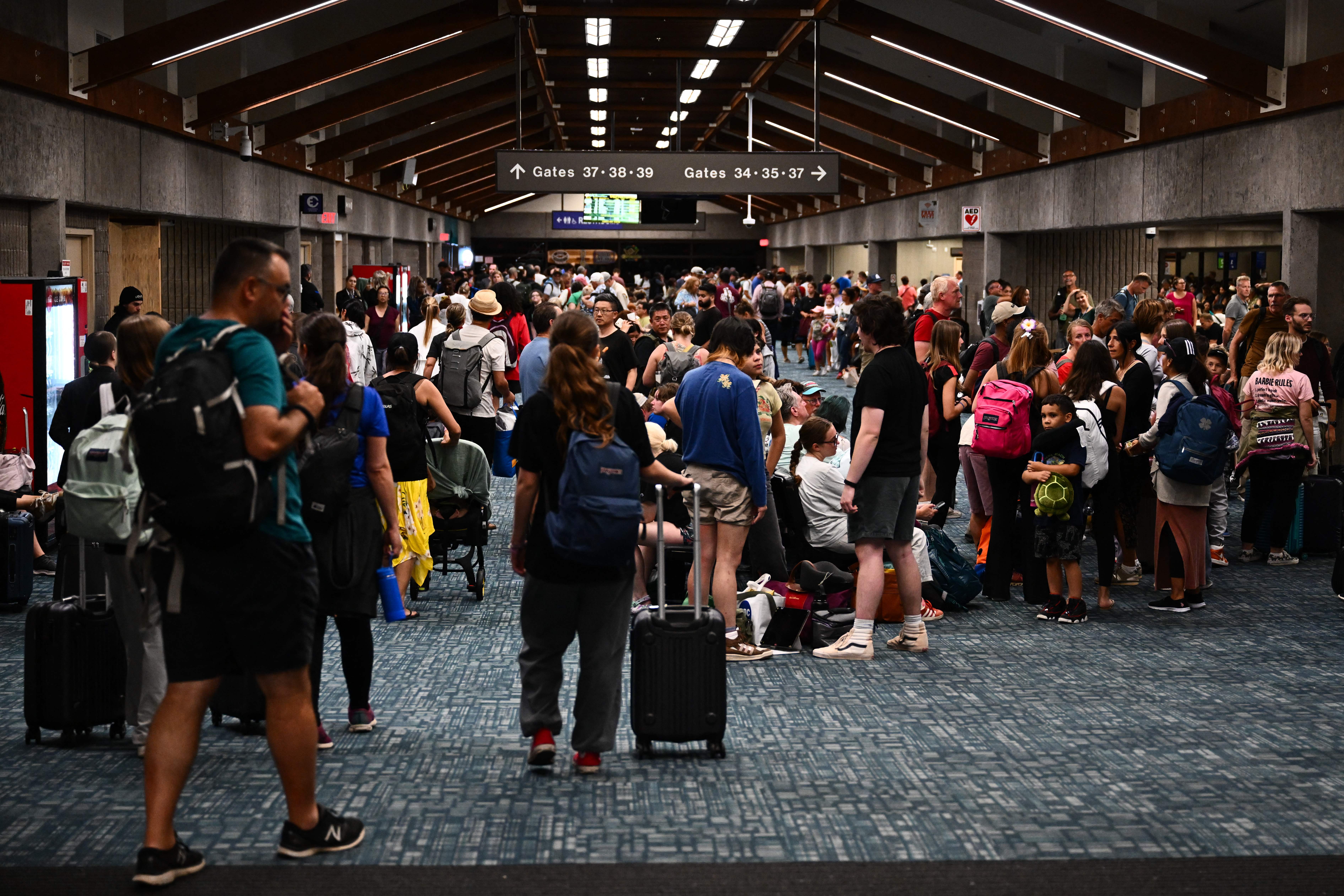 Los pasajeros intentan descansar y dormir después de vuelos cancelados y retrasados en el aeropuerto de Kahului tras los incendios forestales en Maui en Kahului, Hawaii, el 9 de agosto de 2023.