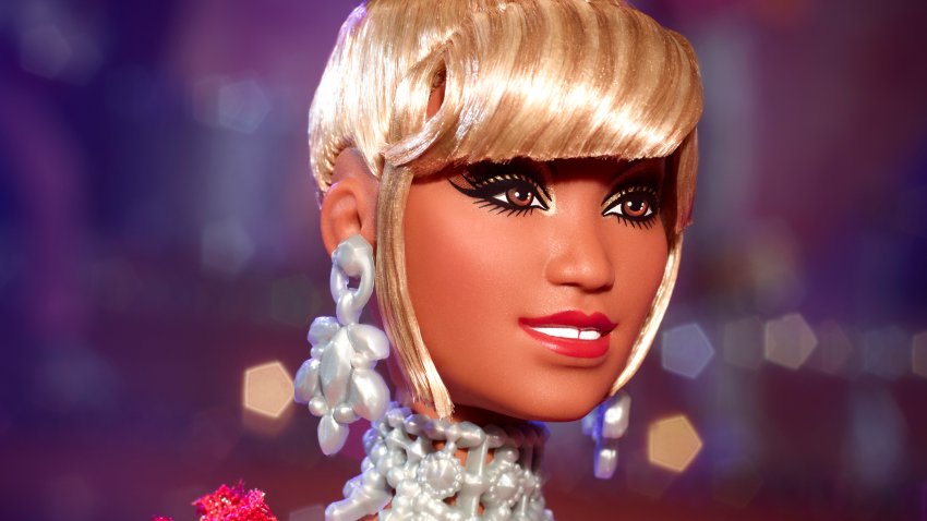 Fotografía cedida hoy por Mattel donde aparece la esperada muñeca Barbie de la “reina de la salsa” Celia Cruz, que sale a la venta este martes, un evento que los admiradores de la cantante llevan esperando desde hace dos años. EFE/Mattel