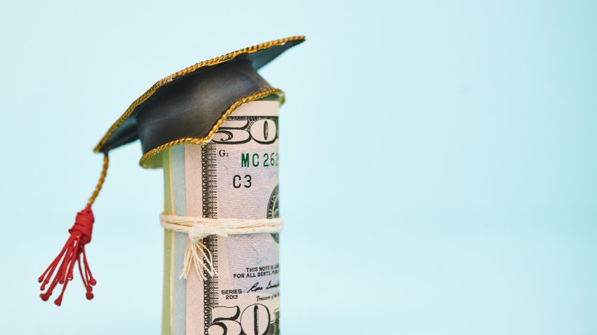 Los latinos enfrentan más desafíos para pagar sus préstamos estudiantiles
