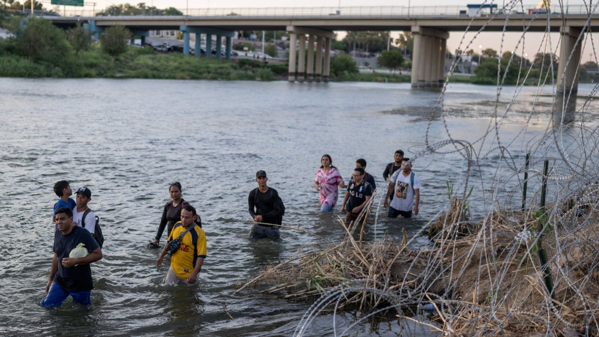 Declaración de desastre en Eagle Pass por cruce de migrantes ...