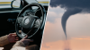 Lo que no debes hacer si estás conduciendo y ves un tornado, según autoridades