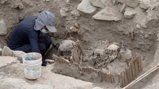 Las momias fueron halladas en una pirámide en Lima, perú.