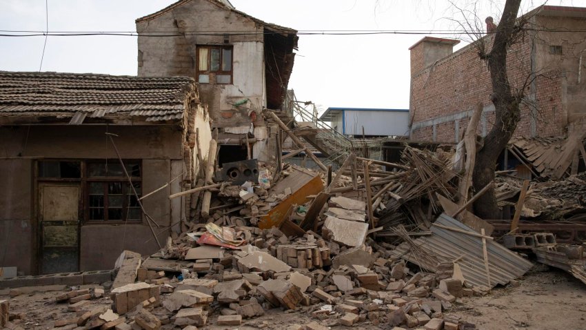 Sube a 135 el número de muertos por el terremoto en China y doce personas siguen desaparecidas