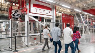 Fotografía dentro de la fábrica de Tesla en Austin, Texas.