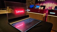 La tecnológica china Lenovo muestra una computadora portátil con pantalla transparente