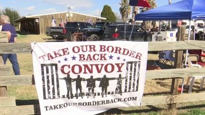 Manifestantes a favor y en contra de inmigrantes indocumentados protestan en la frontera
