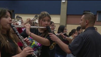 Banda de preparatoria en San Antonio representa su escuela durante Battle of Flowers