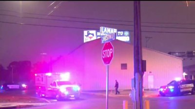 Conductor huye tras atropello de dos personas en San Antonio