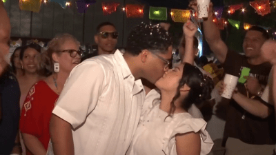 Boda única: se casan en medio de Fiesta San Antonio y lo celebran en grande