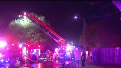 Familia logra salir de potente incendio en San Antonio