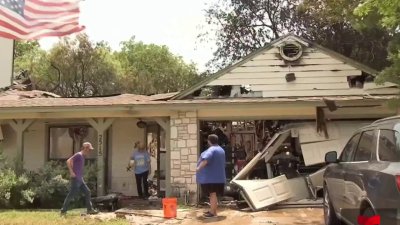 Familia queda desplazada tras potente incendio en residencia de San Antonio