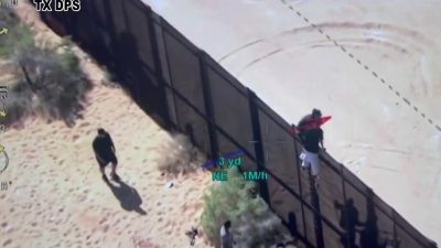Captan en cámara a migrantes intentando cruzar muro fronterizo en Texas