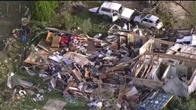 Tornado toca tierra al norte de Texas y deja destrucción en su paso