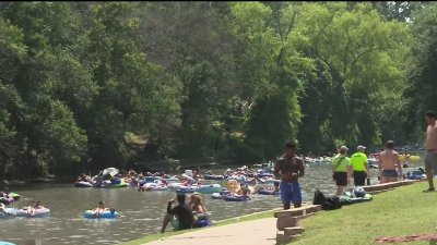 Texanos escapan del calor en ríos de New Braunfels, pero ordenanza trae un cambio este año