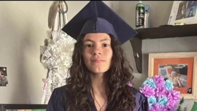 Honran a Kaitlin Hernández durante graduación de su escuela en San Antonio