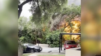 Bomberos trabajano con fuego en casa abandonada en San Antonio