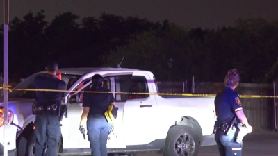 Se acercan, le disparan y se estrella contra un poste; investigan asesinato en San Antonio
