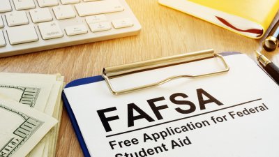 ¿Necesitas asistencia para solicitar ayuda financiera de FAFSA? Puedes hacerlo aquí