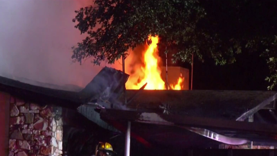 Casa se incendia con dos personas y un gato en el interior al noreste de San Antonio