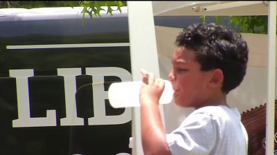 Migrantes en centro de ayuda en San Antonio batallan con altas temperaturas  