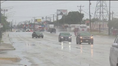Condiciones lluviosas provocan accidentes y carreteras cerradas en San Antonio