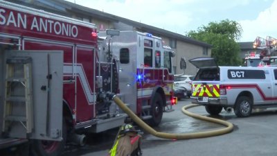 Investigan la causa de un incendio en un complejo de apartamentos al noreste de San Antonio