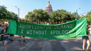 Manifestantes por el derecho al aborto marchan cerca del Capitolio Estatal en Austin, Texas, el 25 de junio de 2022.