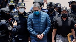 FOTO DE ARCHIVO: El expresidente de Honduras Juan Orlando Hernández es escoltado por miembros de las Fuerzas Especiales de la Policía para ser extraditado a Estados Unidos para enfrentar cargos de aceptar sobornos de narcotraficantes.